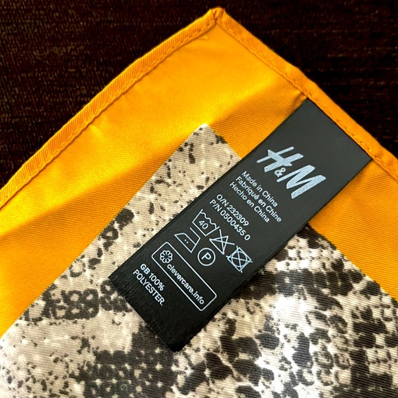 scarf by H&M. Offers welcome! NWOT. Holiday pick🎁 - Picture 4 of 4